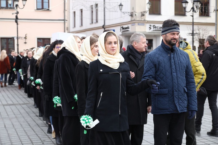 5. Polonez maturzystów z "Kopernika" na rynku w Żywcu - 2020