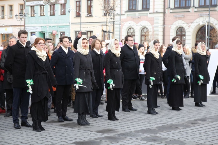 5. Polonez maturzystów z "Kopernika" na rynku w Żywcu - 2020