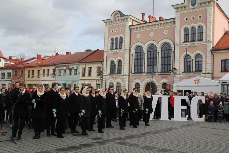 5. Polonez maturzystów z "Kopernika" na rynku w Żywcu - 2020