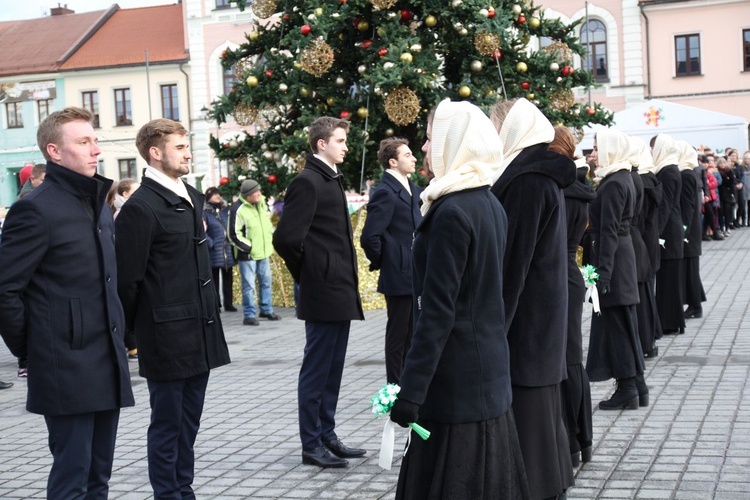 5. Polonez maturzystów z "Kopernika" na rynku w Żywcu - 2020