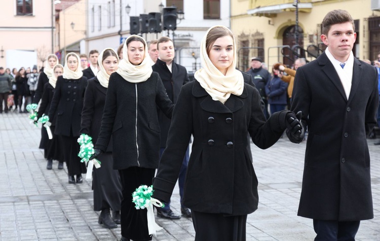 5. Polonez maturzystów z "Kopernika" na rynku w Żywcu - 2020