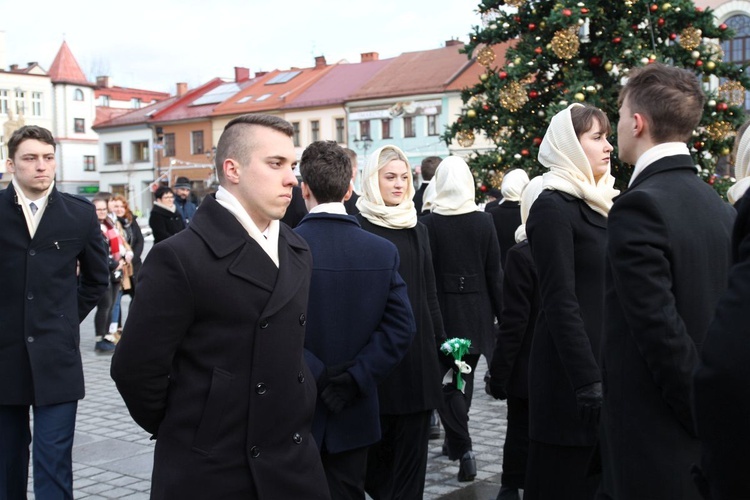 5. Polonez maturzystów z "Kopernika" na rynku w Żywcu - 2020