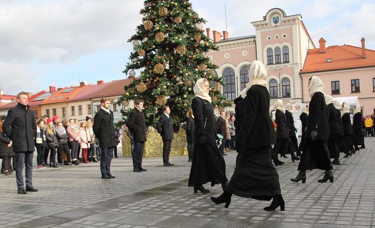 5. Polonez maturzystów z "Kopernika" na rynku w Żywcu - 2020