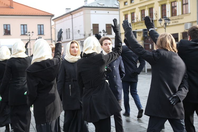 5. Polonez maturzystów z "Kopernika" na rynku w Żywcu - 2020