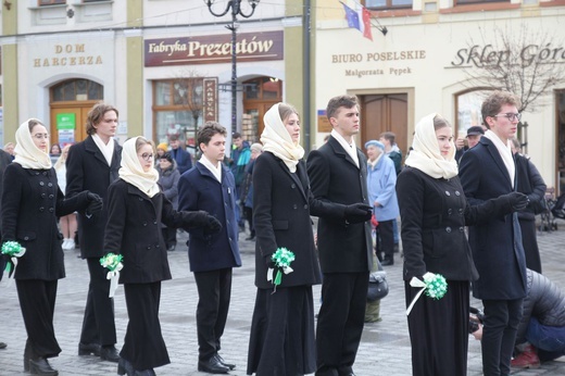 5. Polonez maturzystów z "Kopernika" na rynku w Żywcu - 2020