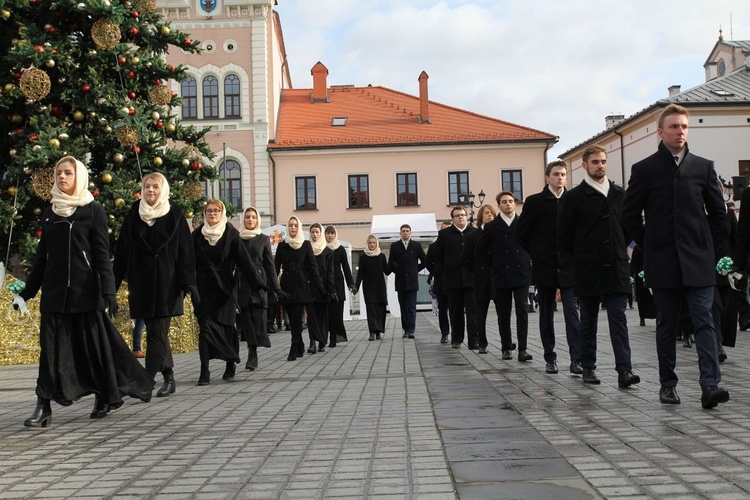 5. Polonez maturzystów z "Kopernika" na rynku w Żywcu - 2020