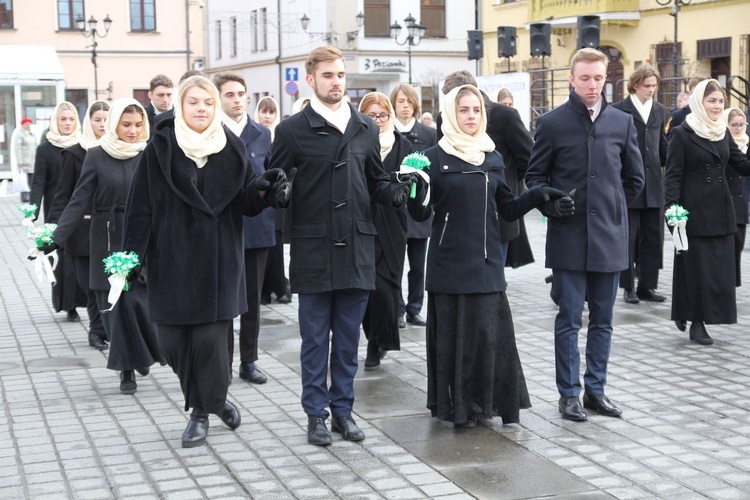 5. Polonez maturzystów z "Kopernika" na rynku w Żywcu - 2020