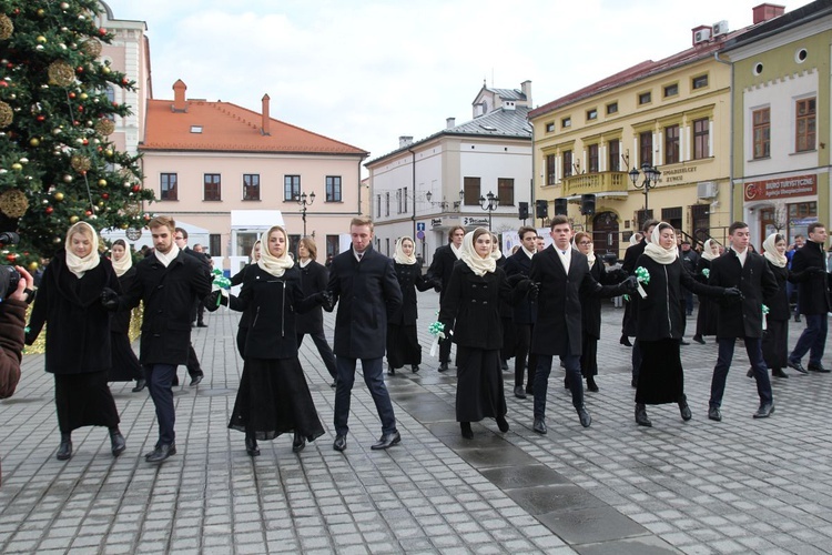 5. Polonez maturzystów z "Kopernika" na rynku w Żywcu - 2020