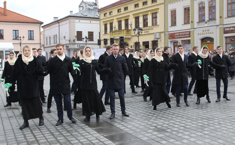 5. Polonez maturzystów z "Kopernika" na rynku w Żywcu - 2020