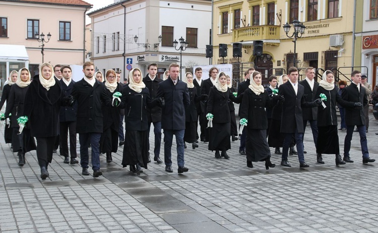 5. Polonez maturzystów z "Kopernika" na rynku w Żywcu - 2020