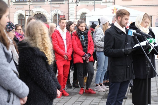 5. Polonez maturzystów z "Kopernika" na rynku w Żywcu - 2020