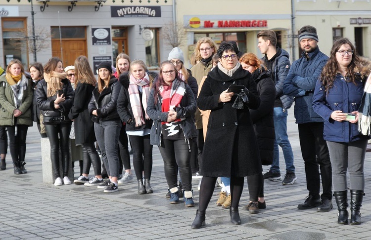 5. Polonez maturzystów z "Kopernika" na rynku w Żywcu - 2020