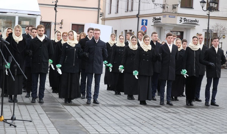 5. Polonez maturzystów z "Kopernika" na rynku w Żywcu - 2020