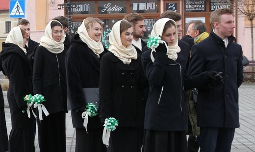 5. Polonez maturzystów z "Kopernika" na rynku w Żywcu - 2020