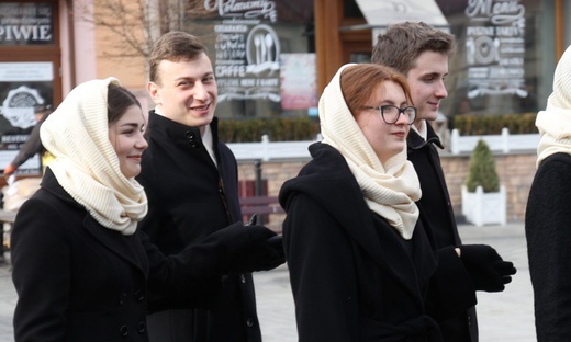 5. Polonez maturzystów z "Kopernika" na rynku w Żywcu - 2020