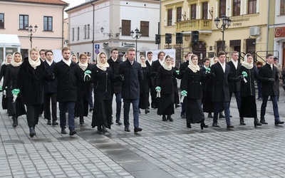 Żywieccy maturzyści zaprezentowalii poloneza na miejskim rynku.