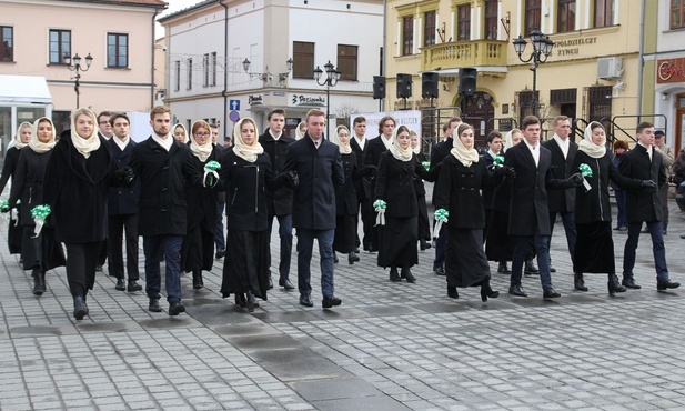 Żywieccy maturzyści zaprezentowalii poloneza na miejskim rynku.