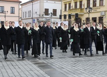 Żywieccy maturzyści zaprezentowalii poloneza na miejskim rynku.