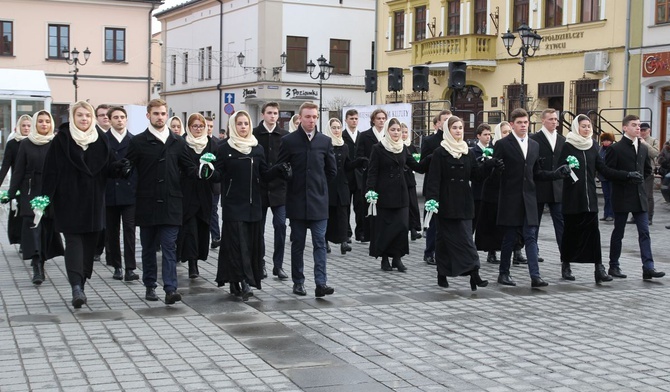 Żywieccy maturzyści zaprezentowalii poloneza na miejskim rynku.