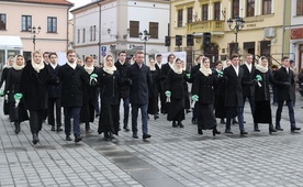 Żywieccy maturzyści zaprezentowalii poloneza na miejskim rynku.