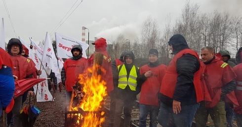 Łaziska Górne. Górniczy związkowcy nie chcą importowanego węgla. Zablokowali tory