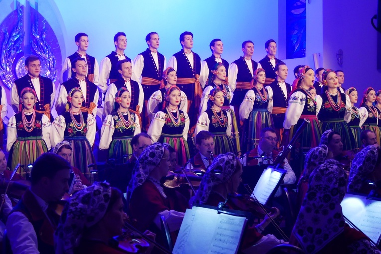 Zespół Pieśni i Tańca "Mazowsze" od ponad 70 lat występuje w kraju i zagranicą.