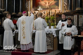 W czasie remontu Msze św. odbywają się przy ołtarzu Matki Bożej Częstochowskiej.