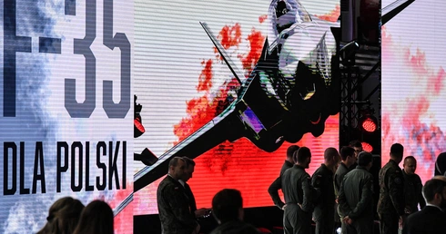 Szef MON podpisał w Dęblinie umowę na zakup od USA 32 bojowych samolotów F-35