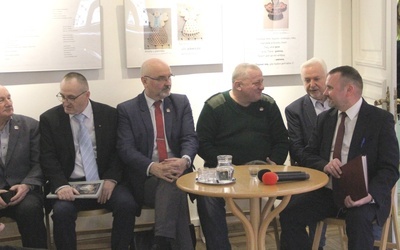 W spotkaniu uczestniczyli przyjaciele Jacka Jerza, działacze niepodległościowi spod znaku Solidarności. Od prawej Krzysztof Szewczyk i Andrzej Sobieraj.