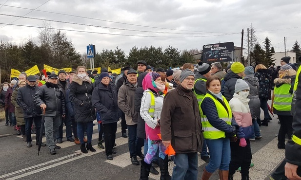 Imielin. Protest przeciwko eksploatacji prowadzonej przez PGG i kontrmanifestacja w obronie miejsc pracy 