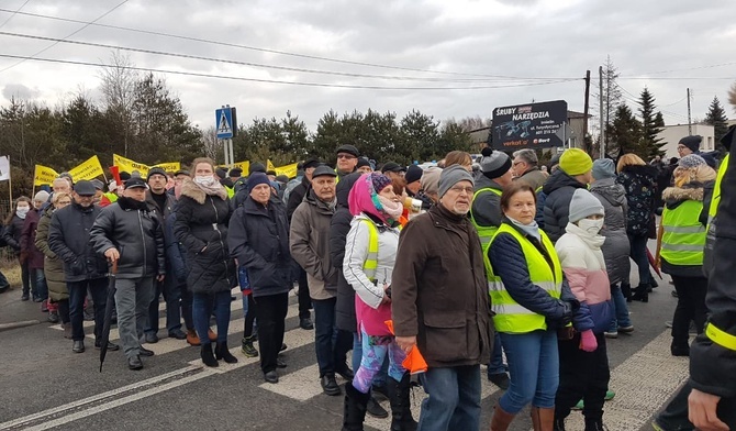 Imielin. Protest przeciwko eksploatacji prowadzonej przez PGG i kontrmanifestacja w obronie miejsc pracy 