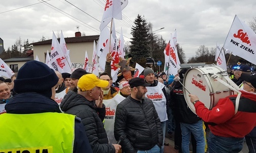 Imielin. Protest przeciwko eksploatacji prowadzonej przez PGG i kontrmanifestacja w obronie miejsc pracy 