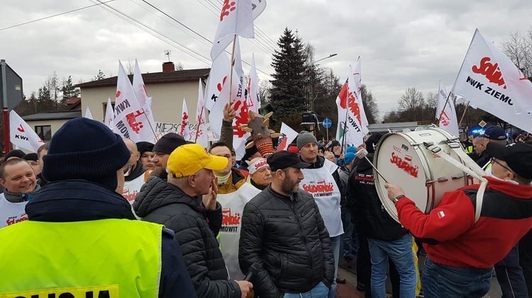 Imielin. Protest przeciwko eksploatacji prowadzonej przez PGG i kontrmanifestacja w obronie miejsc pracy 
