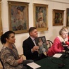 Do obejrzenia wystawy zaprasza Paulina Szymalak-Bugajska. Leszek Ruszczyk prezentuje album towarzyszący wystawie.