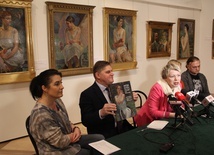 Do obejrzenia wystawy zaprasza Paulina Szymalak-Bugajska. Leszek Ruszczyk prezentuje album towarzyszący wystawie.
