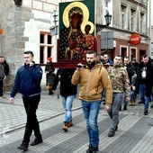 Na przedzie orszaku idzie obraz Jasnogórskiej Pani. Od niedawna w specjalnym feretronie.