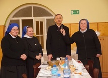 Biskup wraz z siostrami w refektarzu.