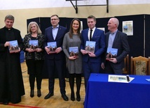 W promocji książki uczestniczyły osoby, których pomoc była nieoceniona podczas przygotowywania publikacji (autor publikacji 2 od prawej).