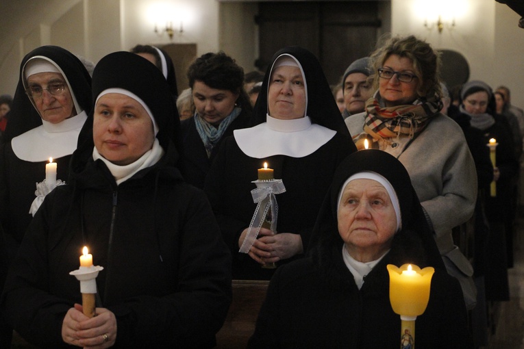 W łowickiej katedrze zgromadziły się wszystkie stany konsekracji. Siostry, bracia, dziewice i wdowy... 