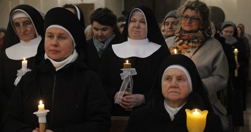 W łowickiej katedrze zgromadziły się wszystkie stany konsekracji. Siostry, bracia, dziewice i wdowy... 