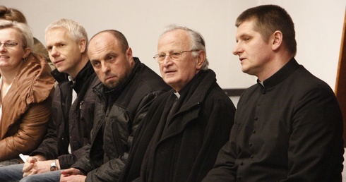W posługę w diakonii wyzwolenia jej członków wprowadzili księża moderatorzy oraz o. Marian Piwko CR.