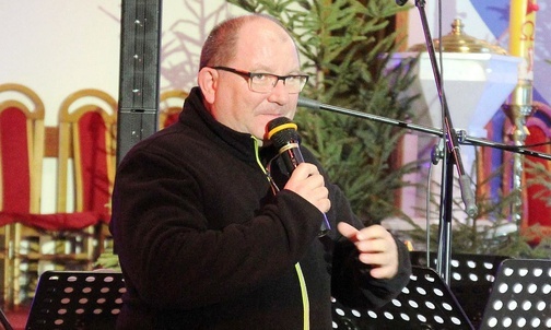 Przed trzema laty ks. Stanisław Joneczko zainicjował kolędowanie "W Kamesznicy przy Gromnicy".