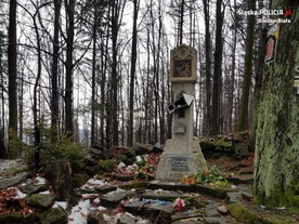 Zdewastowana kapliczka Matki Bożej na Przełęczy u Panienki.