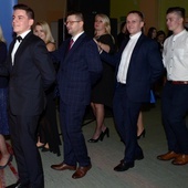 Gościny imprezie udzieliło radomskie V LO im. R. Traugutta. W pierwszej parze poloneza zatańczyła Elżbieta Bartkiewicz, dyrektor szkoły.