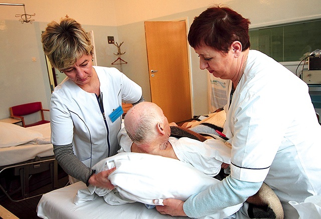◄	Pielęgniarki pomagają poprawić komfort życia pacjenta.