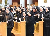▲	Siostry zakonne w świątyni  na osiedlu Młodych.