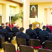 ▲	Druga część spotkania odbyła się w auli świdnickiej uczelni kształcącej przyszłych księży.