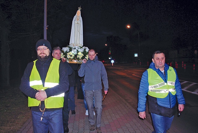 ▲	Mężczyzn prowadziła Matka Boża Fatimska.