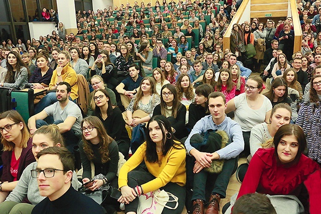 Moniki i Marcina przyszli posłuchać liczni studenci.