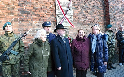 Czesi z wdzięcznością i wzruszeniem spoglądają na napis na murze, który przypomina ofiarę ich bliskich z Protektoratu Czech i Moraw.